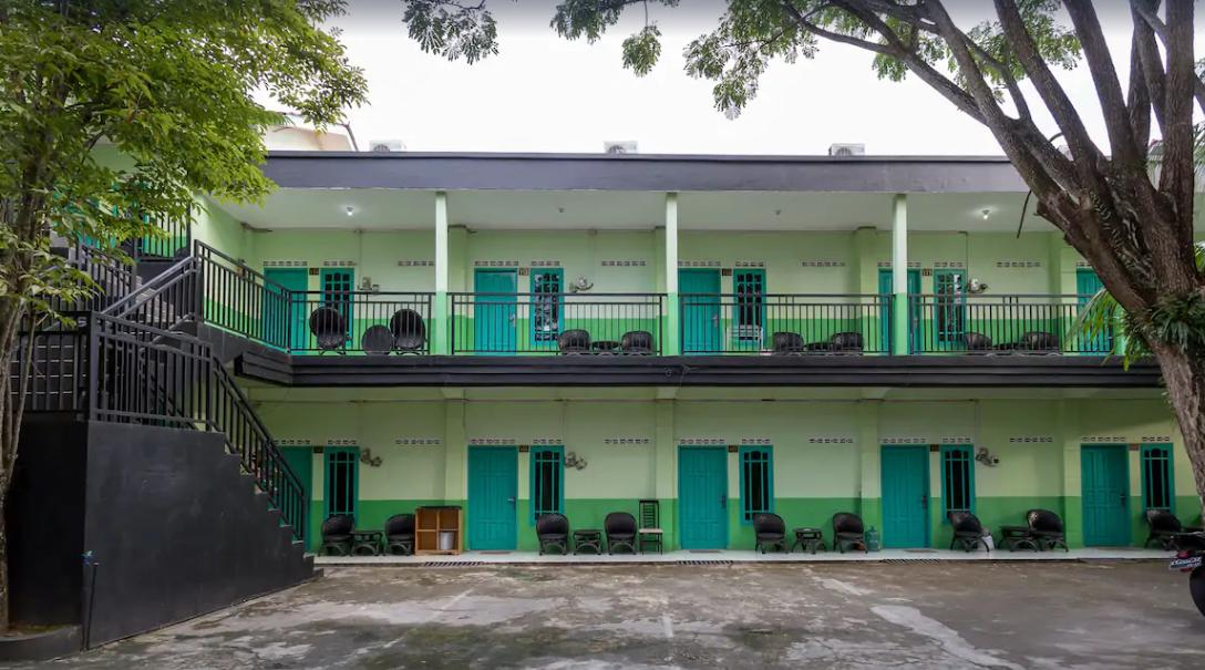 Super Oyo 754 Nur Aziziah Guest House Syariah Balikpapan  Exteriör bild